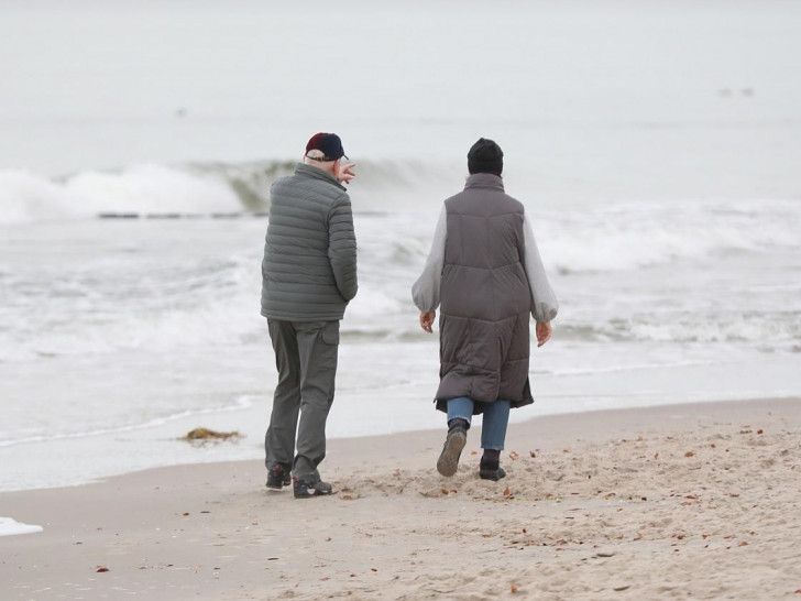 Senioren an einem Strand (Archiv)