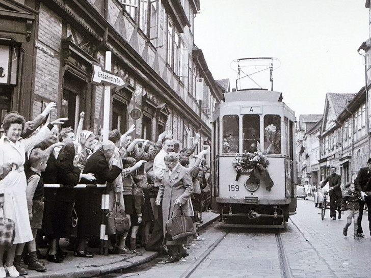 Die letzte Fahrt der Straßenbahn in Wolfenbüttel im Jahr 1954.