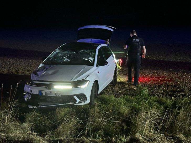 Die Feuerwehr hatte den Wagen wieder aufgerichtet.