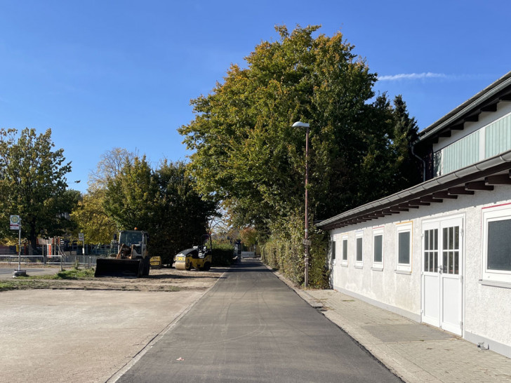 Der Verbindungsweg zwischen der Straße Am Schützenplatz und dem Schulhof der Albert-Schweitzer-Grundschule in Vechelde nach der abgeschlossenen Sanierung.