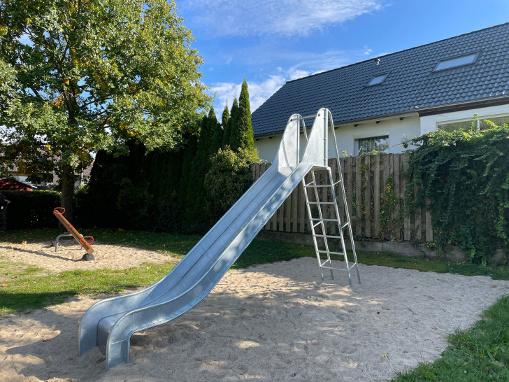 Die neue Rutsche auf dem Spielplatz Kleine Heide in Wedtlenstedt.