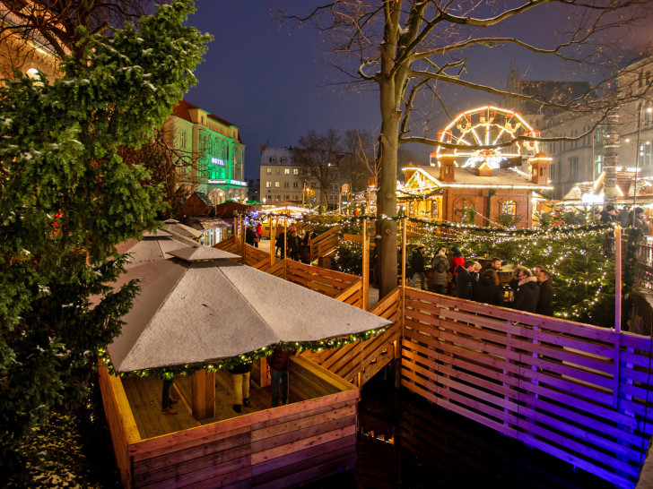 Gemeinsam im Floß auf dem Braunschweiger Weihnachtsmarkt: Die Flöße im Burggraben laden dazu ein, den Marktbesuch in der Gruppe entspannt zu genießen.