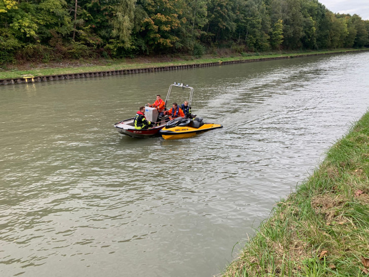 Die Feuerwehr schleppt den liegengebliebenen Jetski an Land.