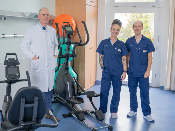 Gemeinsam im Einsatz: Prof. Dr. Jürgen Krauter, Julia Borowski-Maass und PD Dr. Hendrik Eggers im neuen Trainingsraum des Cancer Centers (v. li.).