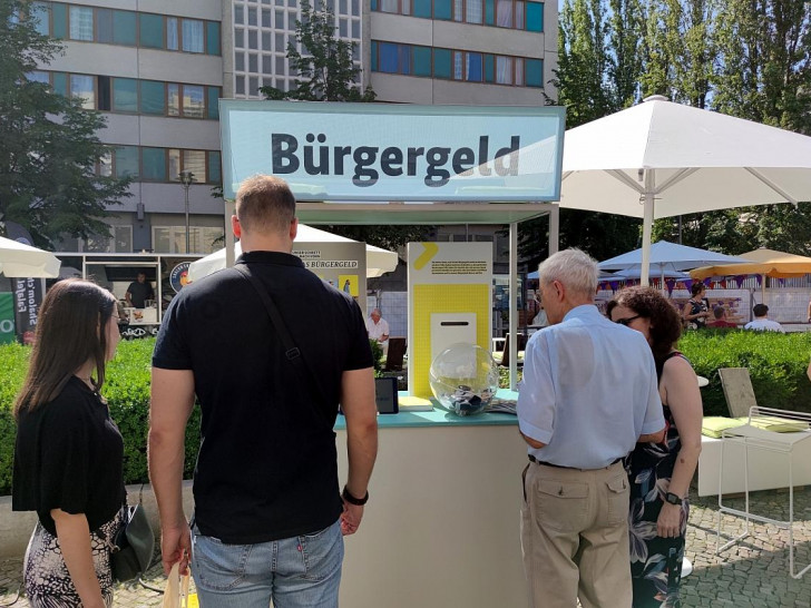 Passanten an einem Bürgergeld-Infostand (Archiv)