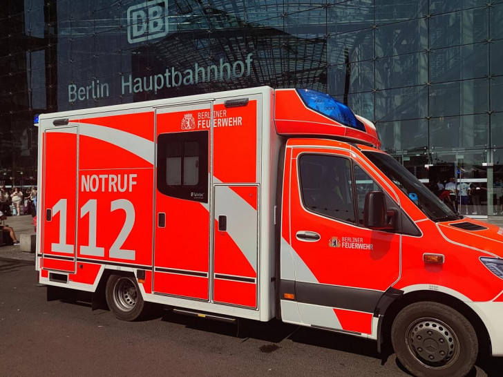 Rettungswagen vor Berliner Hauptbahnhof (Archiv)