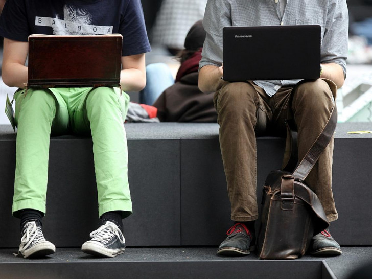 Zwei Männer surfen im Internet (Archiv)