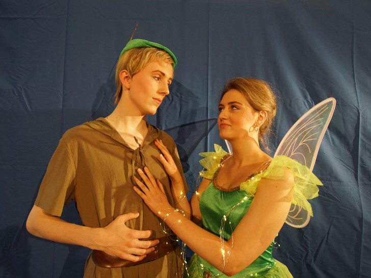  Peter Pan (Bennet Maxrath) fliegt mit der Fee Tinker Bell (Linda Bargholz) und den Kindern der Darlings auf die Abenteuerinsel „Nimmerland“, um dort die wildesten Abenteuer zu bestehen.