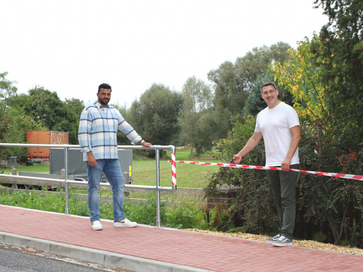 Antonio Petrella von der Kepper Ingenieurgesellschaft mbH (l.) und Phillip Passeyer (r.) als Gemeindebürgermeister Calberlah weihten den Gehweg am vergangenen Montag offiziell ein.