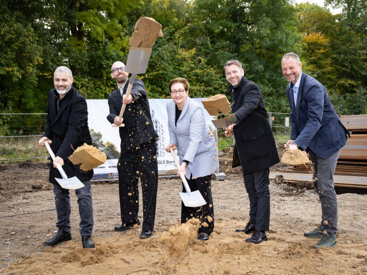 Jörg Finkbeiner, Geschäftsführer Partner und Partner Architektur, Sven Schmittbüttner, Geschäftsführer Unternehmensgruppe Krebs Projektentwicklung, Klara Geywitz, Bundesministerin für Wohnen, Stadtentwicklung und Bauwesen, Dennis Weilmann, Oberbürgermeister der Stadt Wolfsburg und Dirk Kannacher, Vorstand der GLS Bank (v. li.).