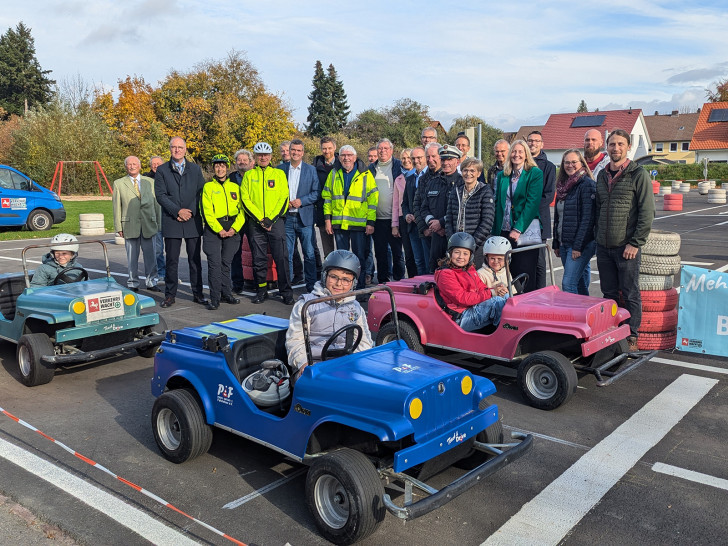 Ab sofort lernen Kinder und Jugendliche auf dem Verkehrsübungsplatz an der Schillerschule spielerisch geltende Verkehrsregeln und Sicherheitsvorschriften.