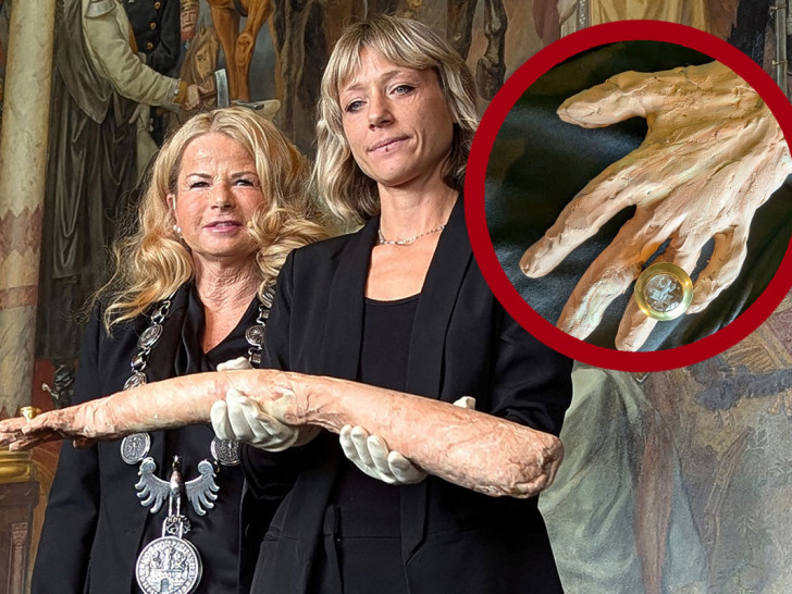 Oberbürgermeisterin Urte Schwerdtner (li.) und Laura Rametti (re), Galerie Meyer Riegger, mit der Armskulptur und dem Kaiserring. Die diesjährige Preisträgerin Miriam Cahn schenkt beides dem Mönchehaus Museum Goslar.