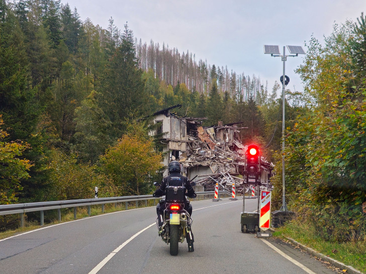 Eine Baustellenampel regelt hier seit Herbst 2023 den Verkehr. Archivbild