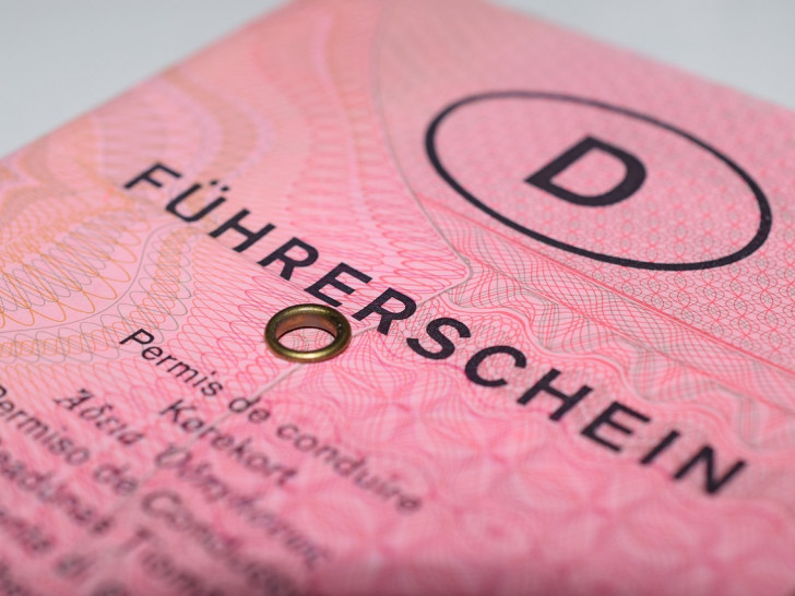 Papierführerscheine müssen gegen den neuen, fälschungssicheren EU-Führerschein umgetauscht werden.