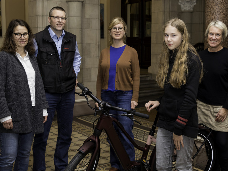 Vertreterinnen und Vertreter von Stadt Braunschweig und einem Sponsor überreichen den Hauptgewinn (v. l. n. r.): Christine Frenzel, Burkhard Wiegel, Dr. Amrit Bruns (alle Stadt Braunschweig, Fachbereich Tiefbau und Verkehr), Helene Fleer (Gewinnerin) und Angela Kleinhans (Volkswagen Financial Services).