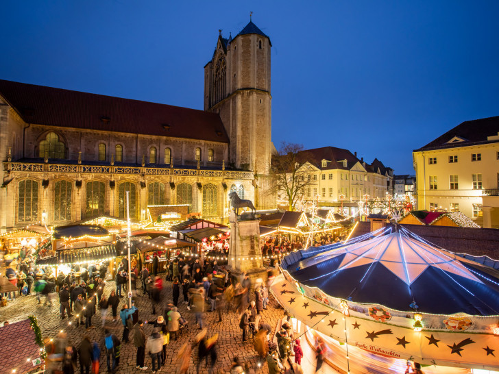 137 liebevoll dekorierte Stände laden mit Kunsthandwerk und Leckereien zum Stöbern und Probieren ein.  