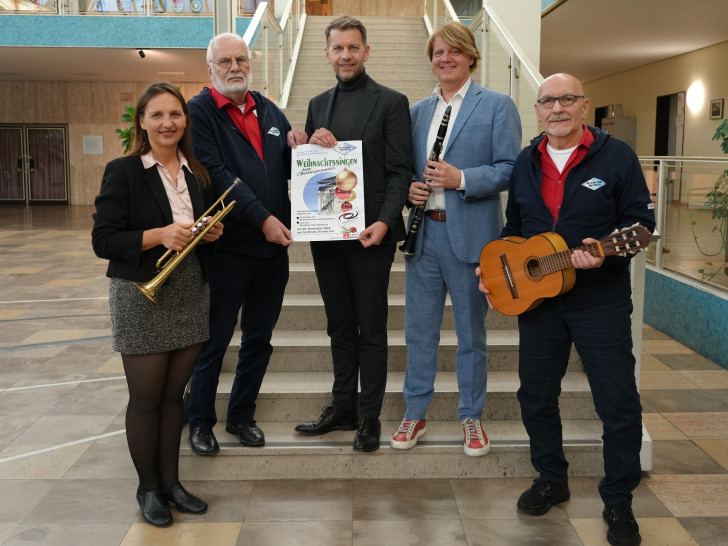 Freuen sich auf das gemeinsame Weihnachtssingen: Oberbürgermeister Dennis Weilmann (Mitte) und Eckart Melchior (zweiter von links).