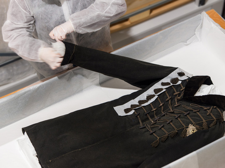 Im Zentraldepot des Braunschweigischen Landesmuseums verpacken Restauratorinnen des Militärhistorischen Museums Dresden die Uniform Friedrich Wilhelms. 