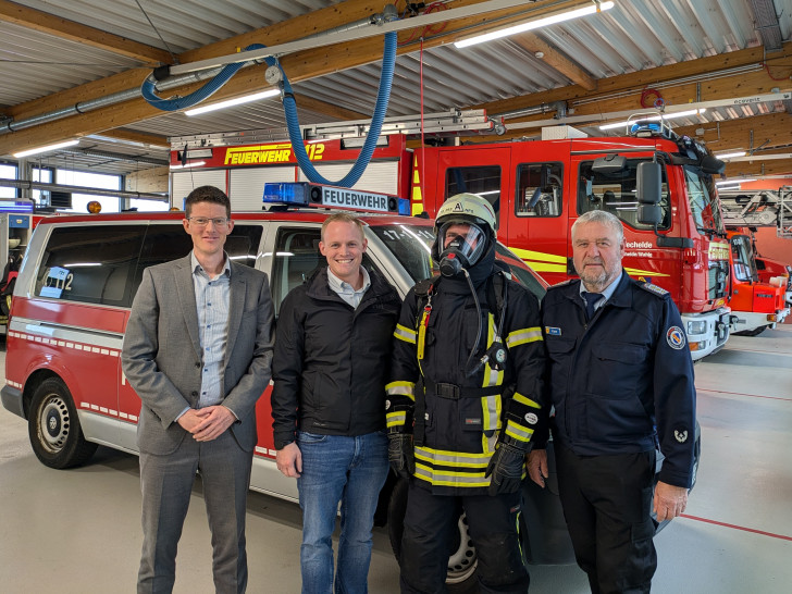 v.l.: Bürgermeister Tobias Grünert, Dennis Kopaniarz (Fachdienstleitung Personal, Organisation, Feuerwehr, IT), Jens Engel, Gemeindebrandmeister Peter Splitt.