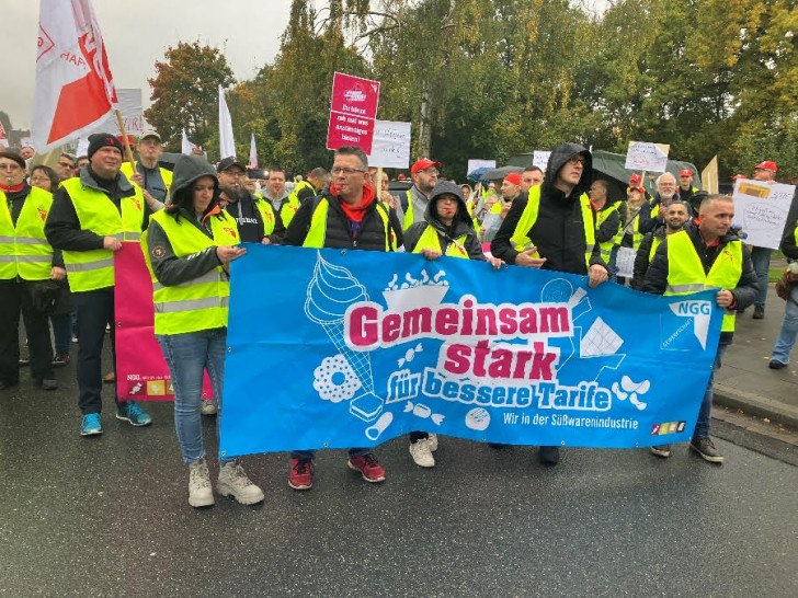 Aktionstag in Hannover aller Streikenden in der Süßwarenindustrie Niedersachsen und Bremen, an der auch die Streikenden von Lorenz Bahlsen in Hankensbüttel teilnahmen.