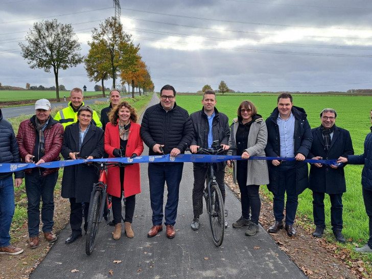 Landrat Tobias Heilmann eröffnete am 15.11.2024 mit Vertreterinnen und Vertretern aus Politik und Verwaltung den Radweg an der K 56 nach Abschluss der Bauarbeiten.