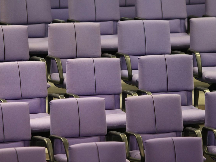 Leere Abgeordnetenstühle im Bundestag (Archiv)