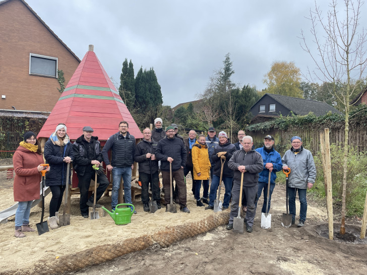 Pflanzaktion von Mitgliedern des Gemeinderats sowie der Siedlergemeinschaft Isenbüttel auf dem Spielplatz am Triftweg in Isenbüttel.