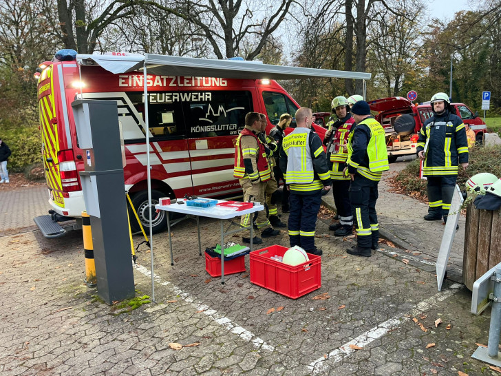  Am gestrigen Donnerstag wurden die Feuerwehren der Stadt Königslutter und Ochsendorf sowie die Kreisfeuerwehr mit der Messkomponente zu einem Einsatz ins Psychiatriezentrum (APZ) Königslutter alarmiert.