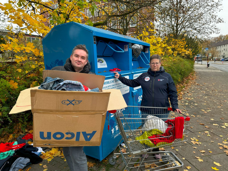 Adam Ciemniak (PUG) und Tanja Weiler (DRK Schatzmeister, zuständig für die Kleiderkammer) vor Containern des insolventen Unternehmens.