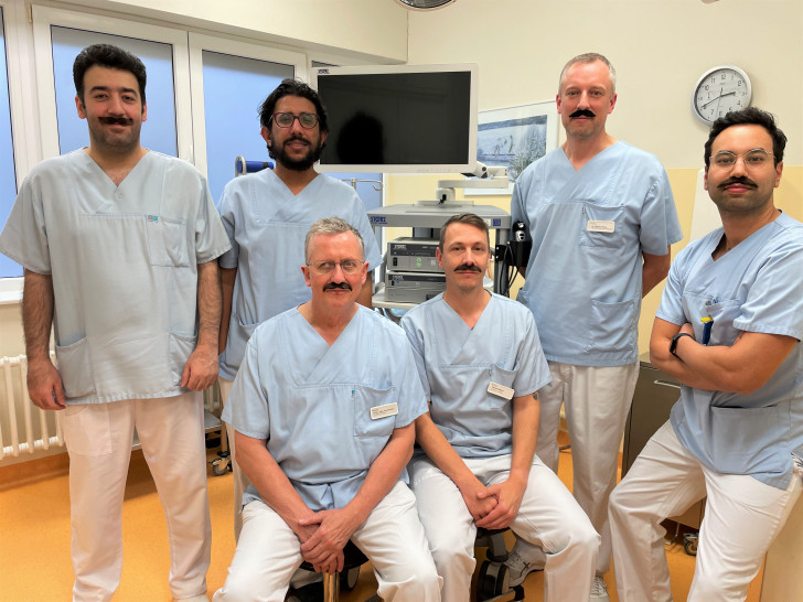 Mit Schnurrbart für die Männergesundheit: Das Team der Klinik für Urologie am Helios Klinikum Salzgitter setzt ein humorvolles Zeichen für eine ernste Botschaft – Vorsorge rettet Leben! 