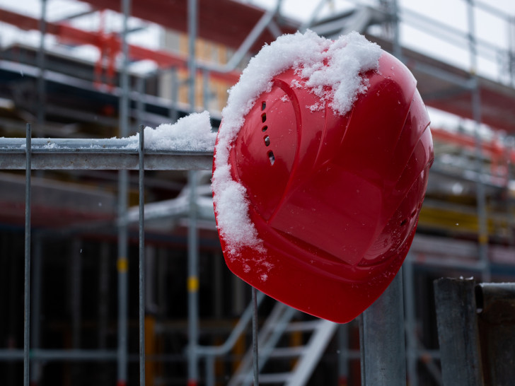 Auch wenn es im Winter für den Bau zu frostig wird: Die Jobs und der Lohn laufen  weiter. Denn heimische Bauunternehmen können das Saison-Kurzarbeitergeld (Saison- Kug) als „Winter-Brücke“ nutzen und so Entlassungen vermeiden. Auch Dachdecker,  Gerüstbauer sowie Garten- und Landschaftsbauer können davon profitieren.