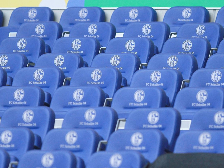 Sitze mit Logo des FC Schalke 04 (Archiv)