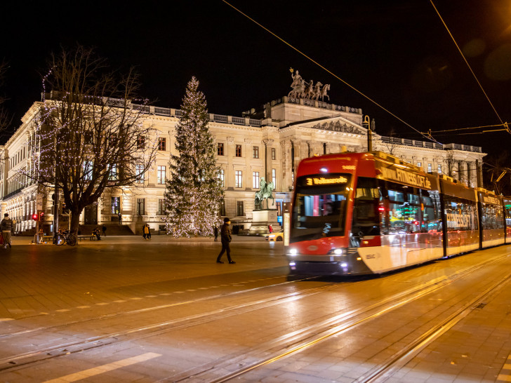 Das digitale Weihnachtsmarkt-Gutscheinticket für 13 Euro beinhaltet einen Wertgutschein in Höhe von zehn Euro für den Braunschweiger Weihnachtsmarkt und ein Ticket für die Hin- und Rückfahrt mit den öffentlichen Nahverkehrsmitteln im gesamten VRB-Gebiet.  