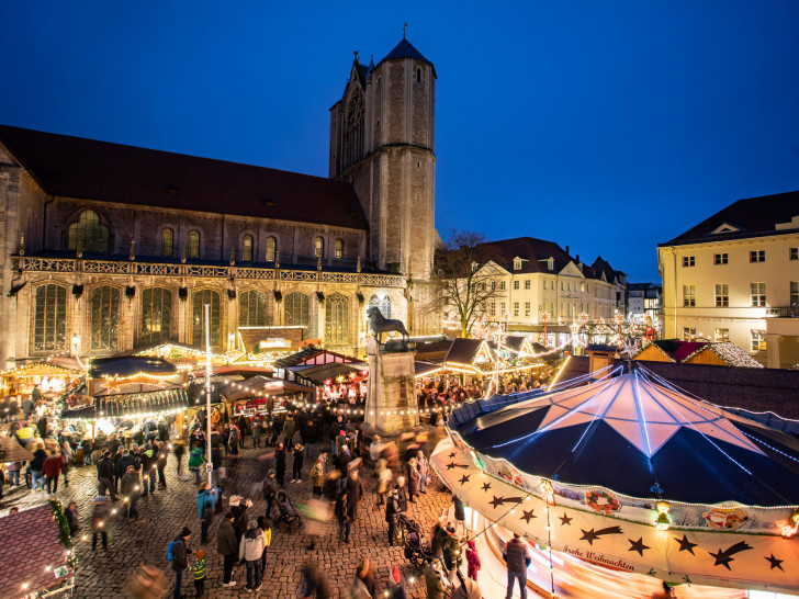 Funkelnde Lichter auf dem Burgplatz: Besucherinnen und Besucher genießen die besinnliche Atmosphäre auf dem Weihnachtsmarkt.