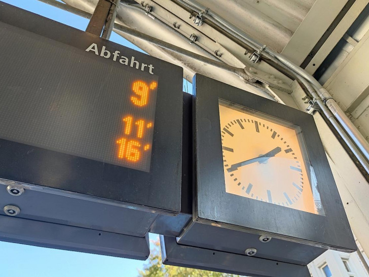 Anzeigetafel an einem Bahnhof (Archiv)