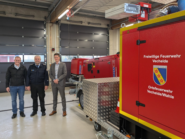 Bürgermeister Tobias Grünert, Dennis Kopaniarz (Fachdienstleitung Personal, Organisation, Feuerwehr, IT), Jens Engel, Gemeindebrandmeister Peter Splitt.