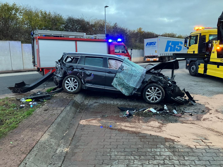 Das Unfallfahrzeug wurde schwer beschädigt.