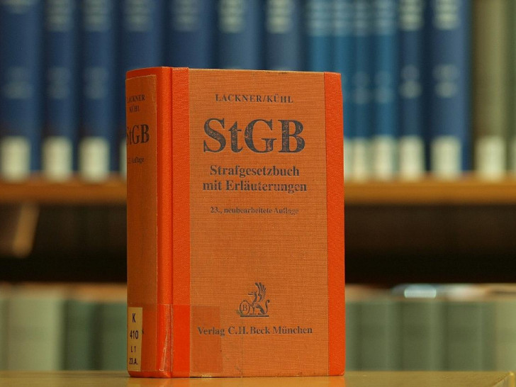 Das Strafgesetzbuch in einer Bibliothek (Archiv)