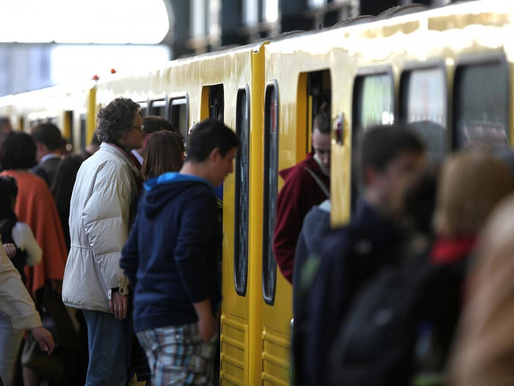 Fahrgäste am Bahnsteig einer Berliner U-Bahn