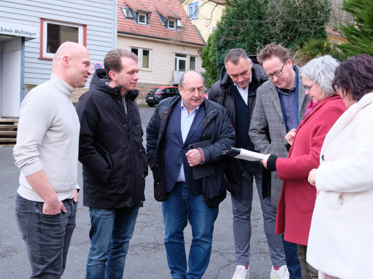 Freuen sich auf den Startschuss bei den Neu- und Umbauarbeiten an der Marie-Juchacz-Schule in Wolfshagen im Harz (von links): Patrick Saupe (Abteilungsleiter von zwei Wohngruppen), Nils Borkowski (Leiter Geschäftsbereich Jugend- und Erziehungshilfen des AWO-Bezirksverbandes Braunschweig e.V.), Maic Lindner (stellv. Vorsitzender des Vorstandes und kaufmännischer Leiter des AWO-Bezirksverbandes Braunschweig e.V.), Christian Friedrich (Leiter des Fachdienstes Schulorganisation beim Landkreis Goslar), Michael Conzen (Leiter des Fachbereichs Bildung und Kultur) Britta Kerstingjohänner (Architektin) und Agnieszka Mieskalski (Schulleiterin der Marie-Juchacz-Schule).