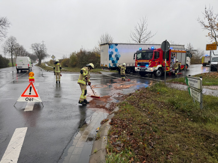 Die Feuerwehr beseitigte die Ölspur.