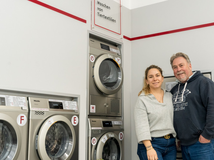 Betreiber Isabel und Uwe Fetscher in ihrem neuen Waschsalon.