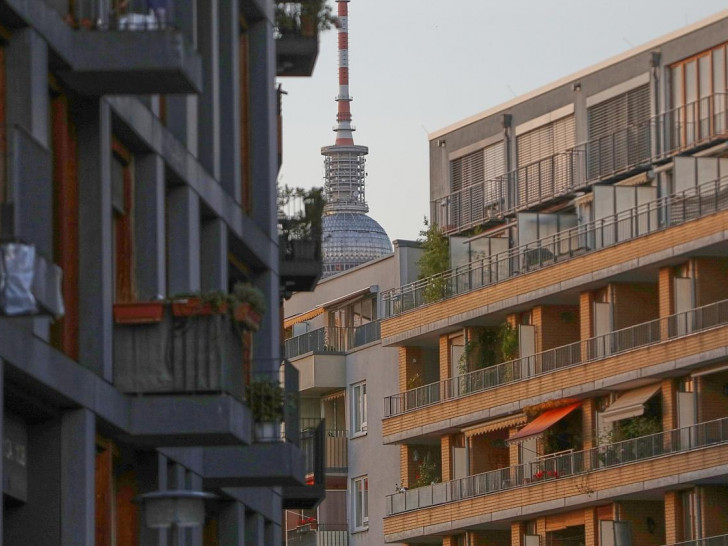 Wohnhäuser mit Berliner Fernsehturm (Archiv)