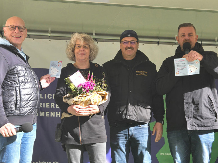 Projektleiterin Sabine Tüngler zusammen mit Herbert Haun von der Stiftung Lebendiges Lehre, Herbstmarktleiter Olaf Kapke und Gemeindebürgermeister Andreas Busch (von links) auf dem Lehrschen Herbstmarkt.