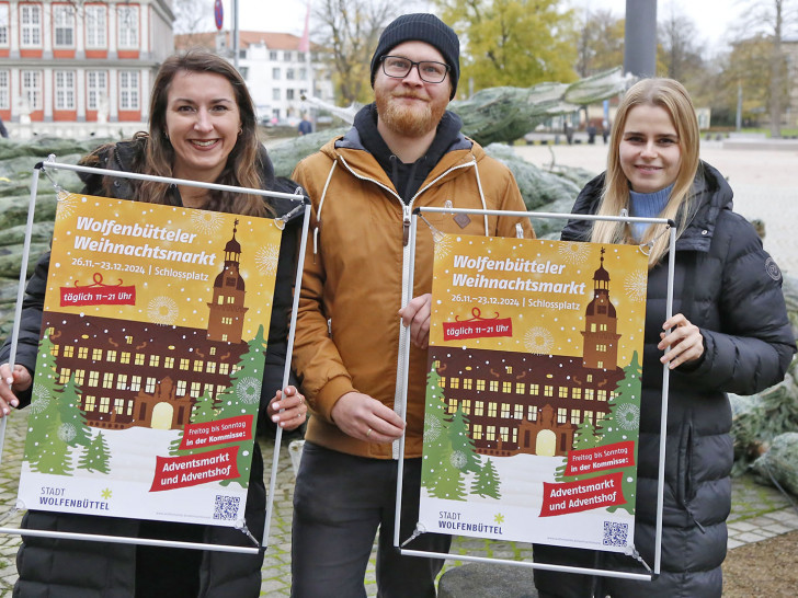  Der Aufbau für den Weihnachtsmarkt und das Schmücken der Stadt beginnt. Anna Wohlert-Boortz, Moritz Geneit und Juliane Löhr vom Veranstaltungsteam kümmern sich um die festliche Atmosphäre. 