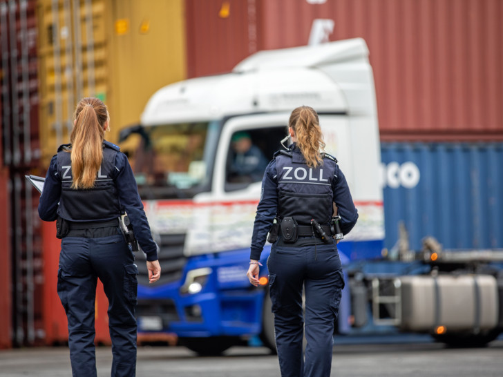 Zollbeamtinnen bei der Arbeit.