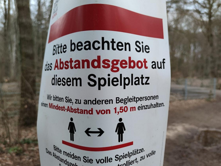 Hinweis auf Abstandsgebot auf Spielplatz (Archiv)