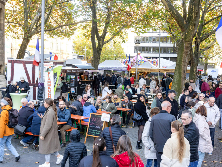 Von dampfendem Glühgin über französische Spezialitäten bis hin zu originalem Elsässer Flammkuchen: Auf dem Domplatz haben sich Einheimische und Gäste durch die verschiedenen Angebote geschlemmt. 