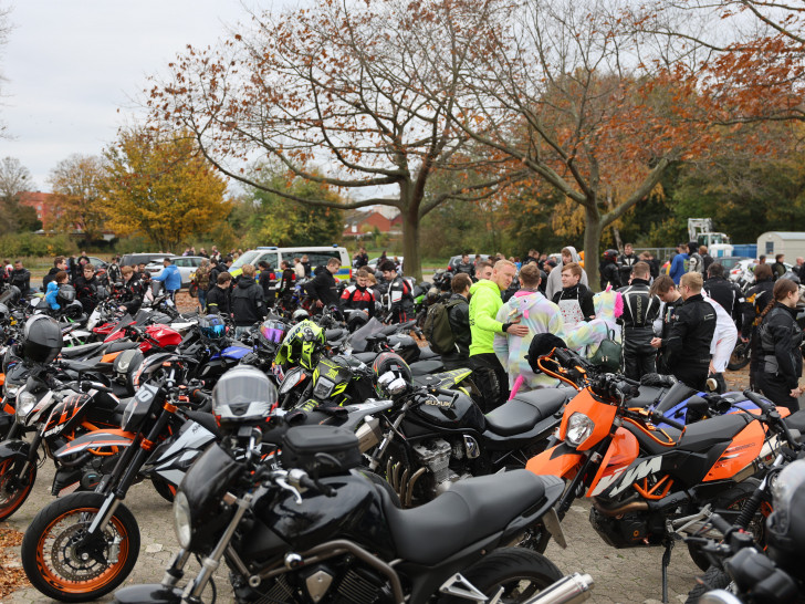 Eine große Gruppe begeisterter Motorradfahrer traf sich zu Halloween am Salzgittersee.