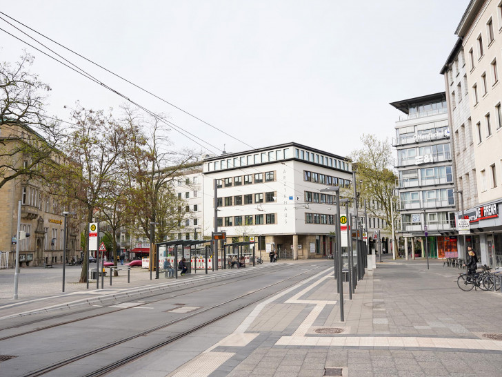 Am Friedrich-Wilhelm-Platz geht es hier geradeaus weiter zur Friedrich-Wilhelm-Straße. Für Radfahrer kann das Überqueren der Tram-Schienen zu schmerzhaften Stürzen führen (Archivbild).